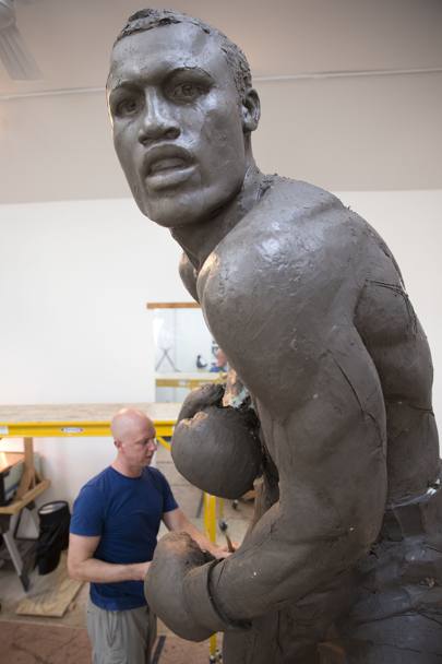 La statua, che sta per essere ultimata dall&#39;artista di Filadelfia Stephen Layne, sar in bronzo e alta quasi tre metri. Rappresenter Frazier in atto di sferrare un pugno